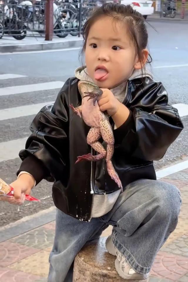 牛蛙小妹妹火了之后,妈妈被批为流量无底线,目前已删除相关视频