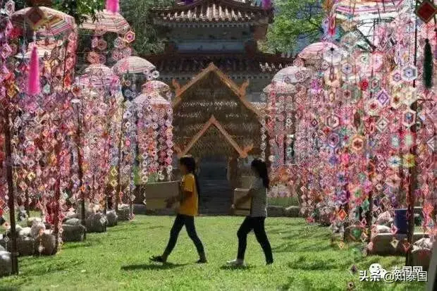 佛祖，蜥蜴，避孕套，同性恋聚会，以及曼谷市长的赌局