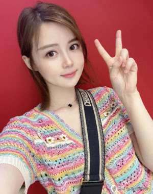 熊猫女主播i苏恩录像(苏恩与姐姐苏令同框，亲姐妹果然长相神似，两姐妹合跳双人舞)
