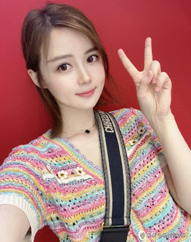 苏恩与姐姐苏令同框,亲姐妹果然长相神似,两姐妹合跳双人舞