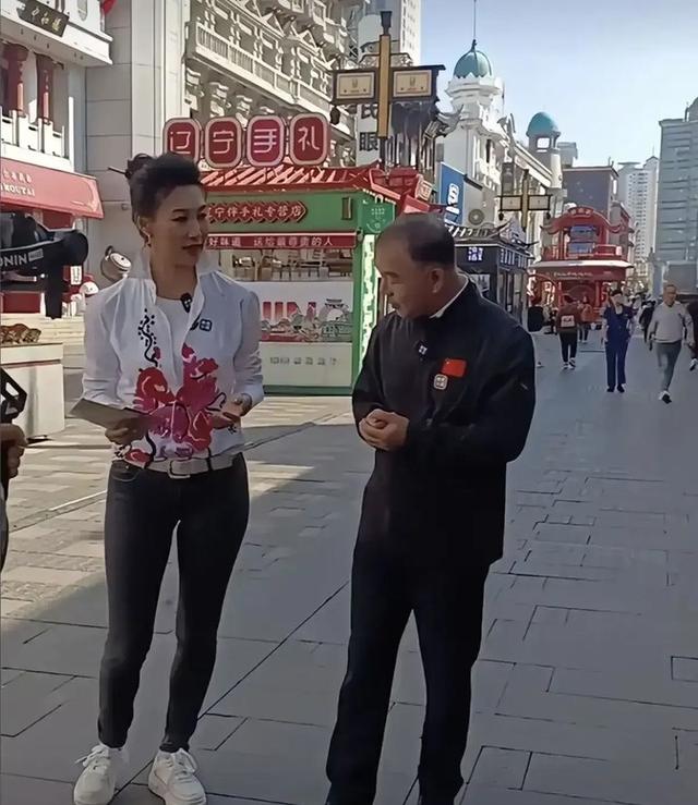 47岁李梓萌惊现沈阳！素颜高挑引爆议论，单身之谜终揭晓？