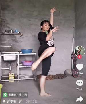 美女主播拖拉机(农妇在毛坯房里跳舞获千万点赞，网友：拖拉机的身材，法拉利的舞姿)