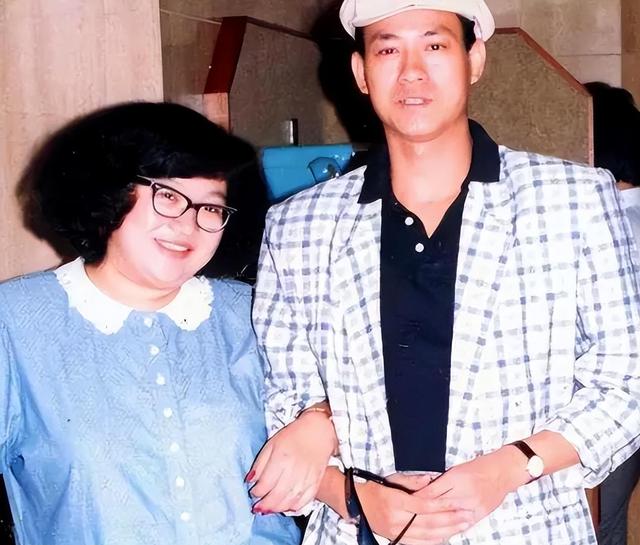 郑欣宜独飞往加拿大祭奠母亲!墓前伤心抹眼泪,久久不愿离去