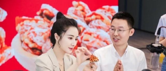 三只羊女主播停播后集体现身,素颜的她们暴露真面目,实在辣眼!