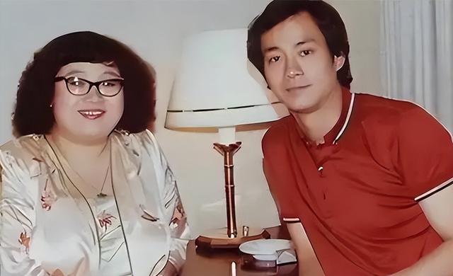 郑欣宜独飞往加拿大祭奠母亲!墓前伤心抹眼泪,久久不愿离去