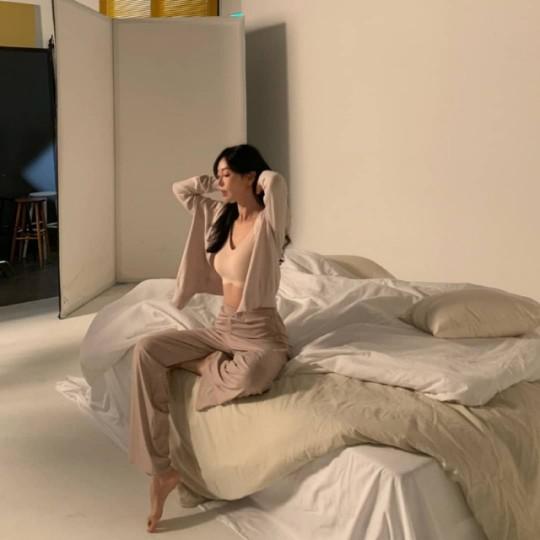 韩国女艺人金素妍SNS发布内衣广告拍摄现场照