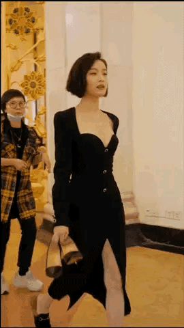 叶珂直播卫生纸遮胸:博眼球还是行业乱像?