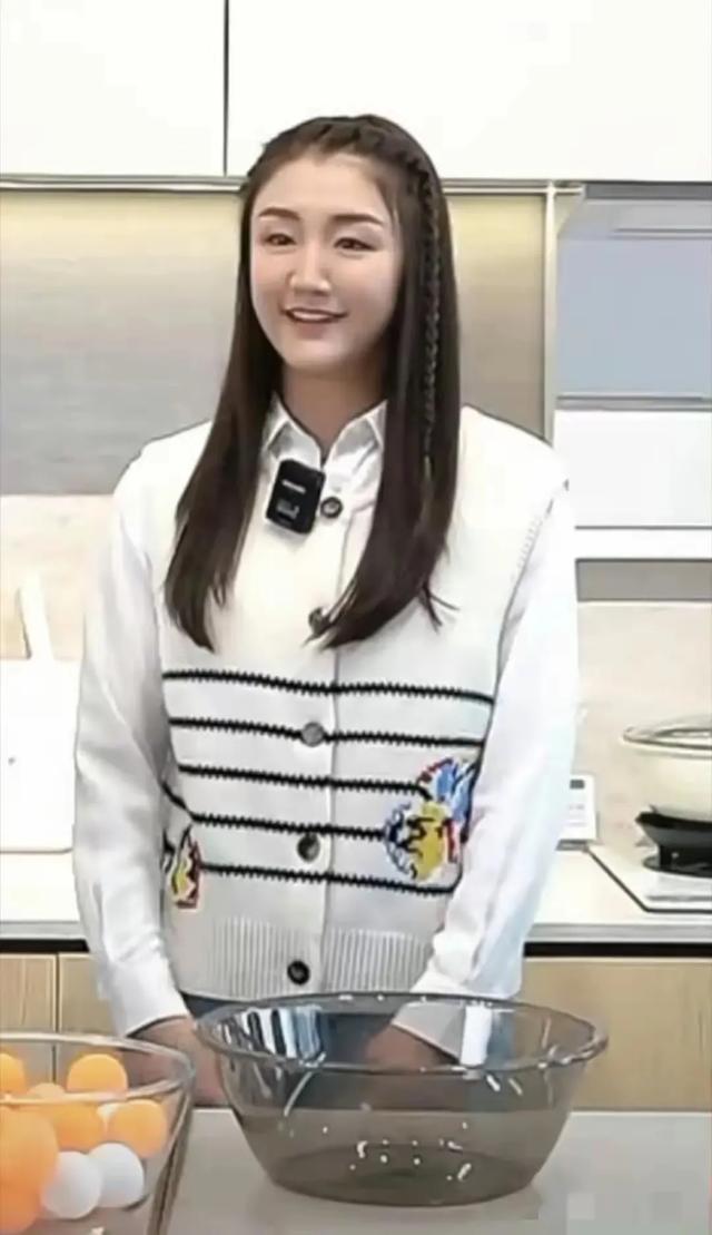 陈梦直播带货首秀!言谈举止落落大方,学生妹装扮引热议