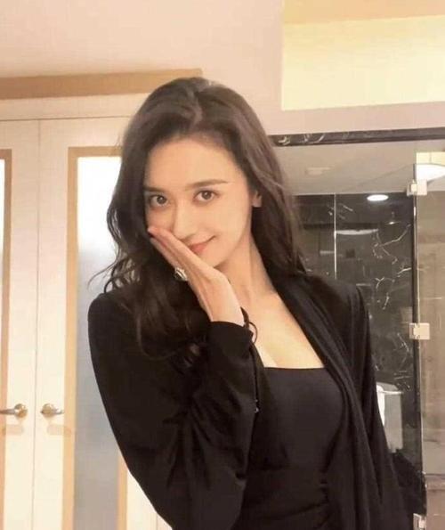 女主播火辣身材惹老戏骨艳遇，内幕令人震惊!