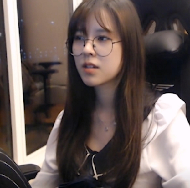 绝地求生:穿上水手服的沫子有多美?粉丝:没人敢说沫子是阿姨了