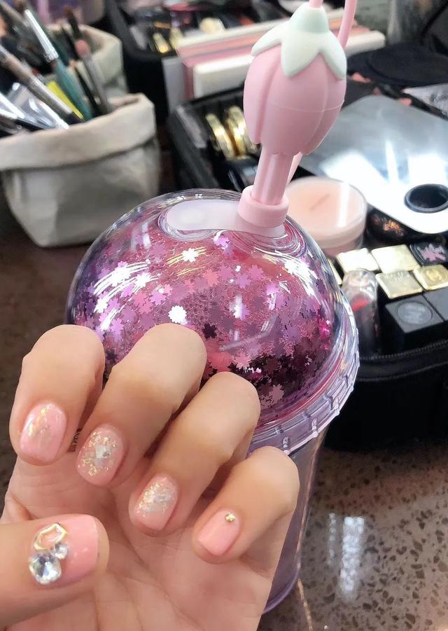 芒果台女主持二胎后转型网红主播，直播时手部皮肤出卖了她的年龄