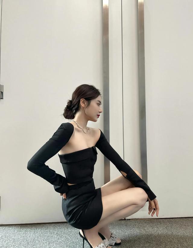 腾讯体育主持人美娜小狗蹲合集这个动作很考验腿长