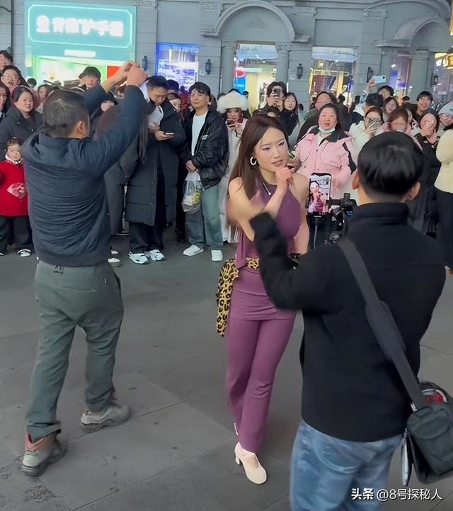 武汉步行街网红跳舞直播,男子拿喇叭跟随捣乱,网友却清一色支持