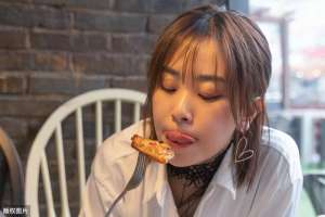 女主播直播喝白酒视频(流量新套路，清纯美女变着法的喝白酒，真相或是网红表演给你看)