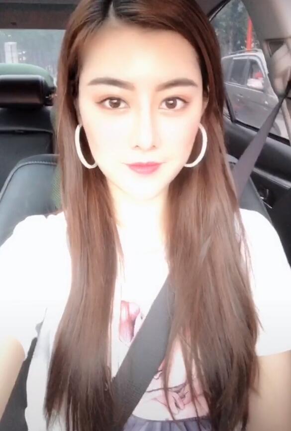 抖音李以沫个人资料照片,网红李以沫颜值开挂腿长令人羡慕