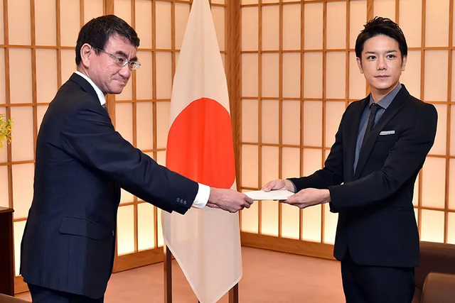 他出身普通,却因神颜被誉日本世纪末美少年!一路逆袭成霸道总裁