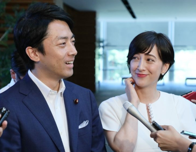 42岁日本第一美女主播，怀5月身孕嫁前首相之子，被绿还得秀恩爱