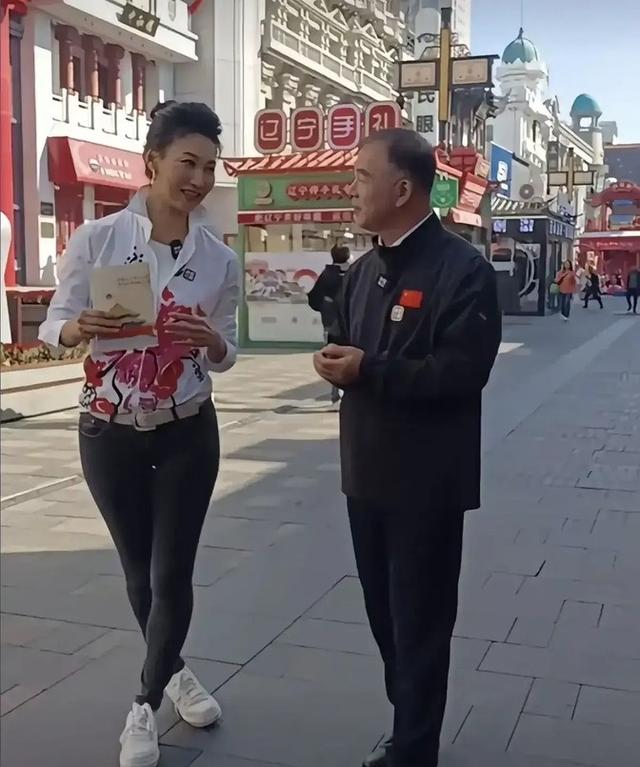 47岁李梓萌惊现沈阳!素颜高挑引爆议论,单身之谜终揭晓?