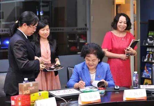 最悲情的柳州女强人!金嗓子江佩珍变“老赖”,连股票也要退市了