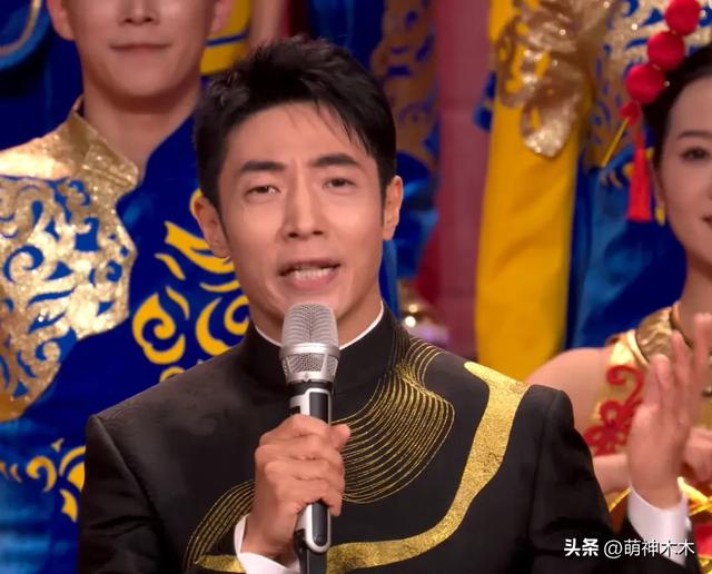 蛇年春晚主持人妆容太抢镜!龙洋假睫毛贴歪了,撒贝宁眉毛化飞了