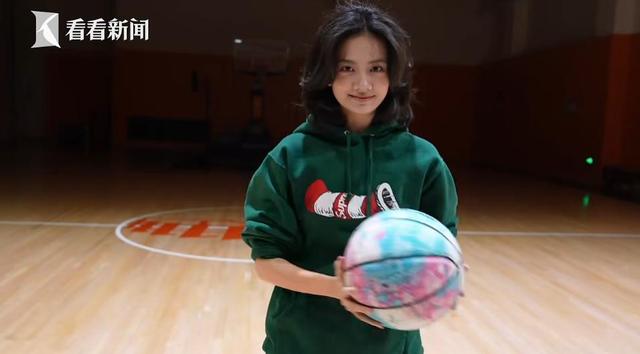 上海首位00后新闻女主播杨千,嗓音酷似王菲,全网粉丝数百万