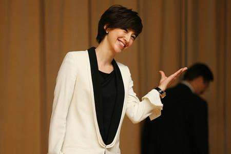 42岁日本第一美女主播，怀5月身孕嫁前首相之子，被绿还得秀恩爱