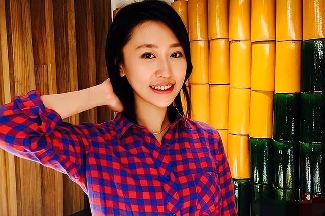 央视新锐主持人王音棋,音色好听,长相清纯,琴棋书画皆美好