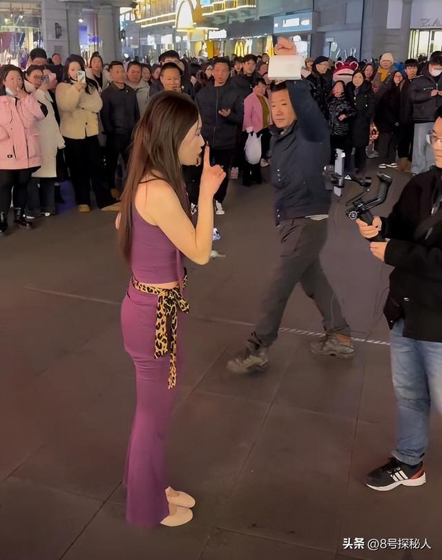 武汉步行街网红跳舞直播,男子拿喇叭跟随捣乱,网友却清一色支持