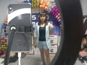 女主播饼干(90后美女老板直播带货，4小时卖出27万单零食，用了4天才把货发完)