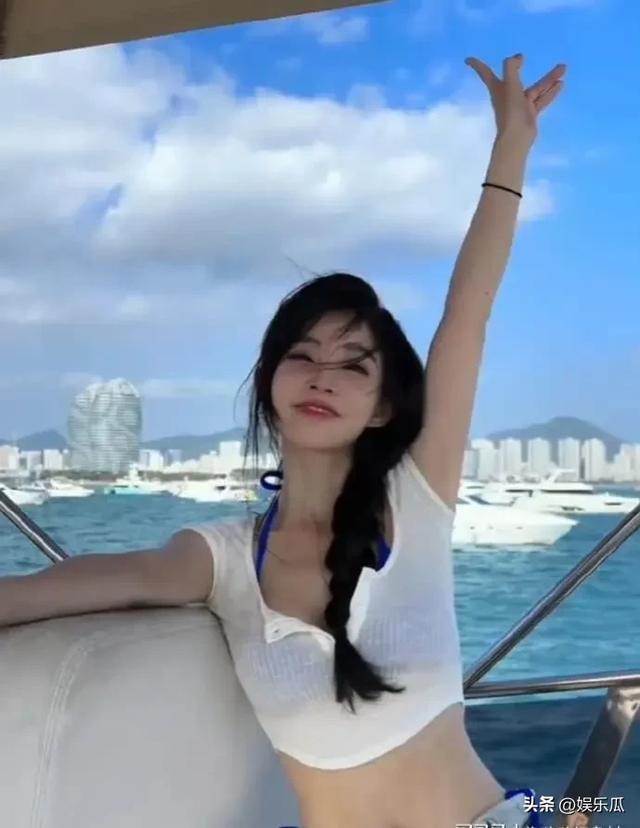 千万网红冯提莫海上游艇美照 身材火辣 丰满匀称 让人直流口水
