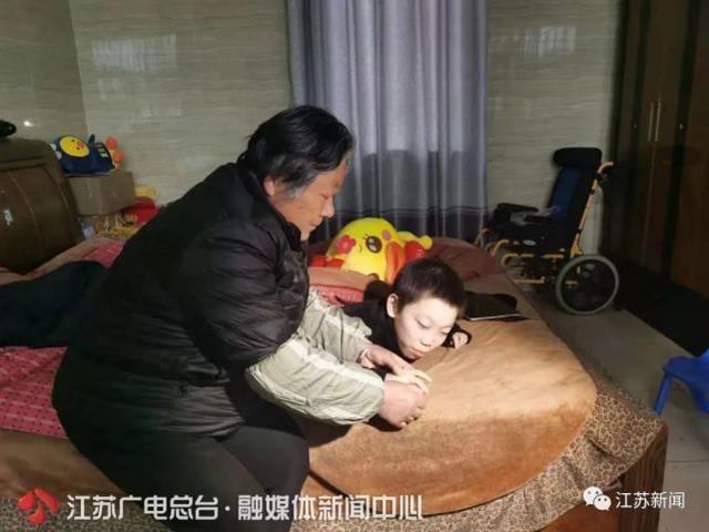 泪目!13岁脑瘫少年靠用舌头“舔屏”,赢来满墙奖状