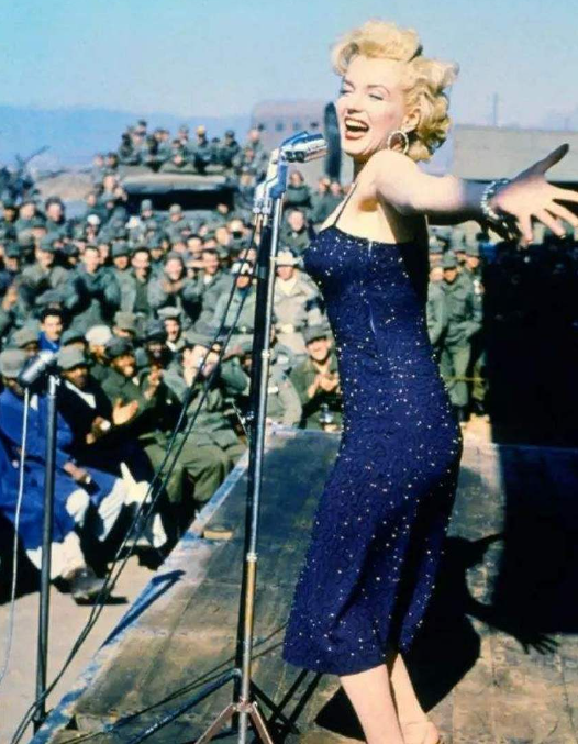 1954年,梦露不惧严寒穿紫色吊带裙在韩国劳军,10万美军为她痴狂