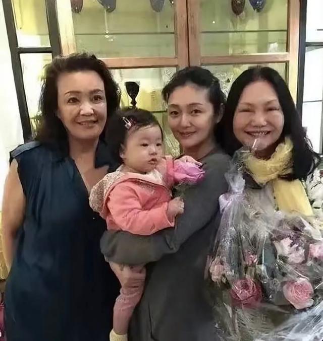 泼天的流量来了!张兰直播模仿大S穿透视装,上架同款内衣胸贴
