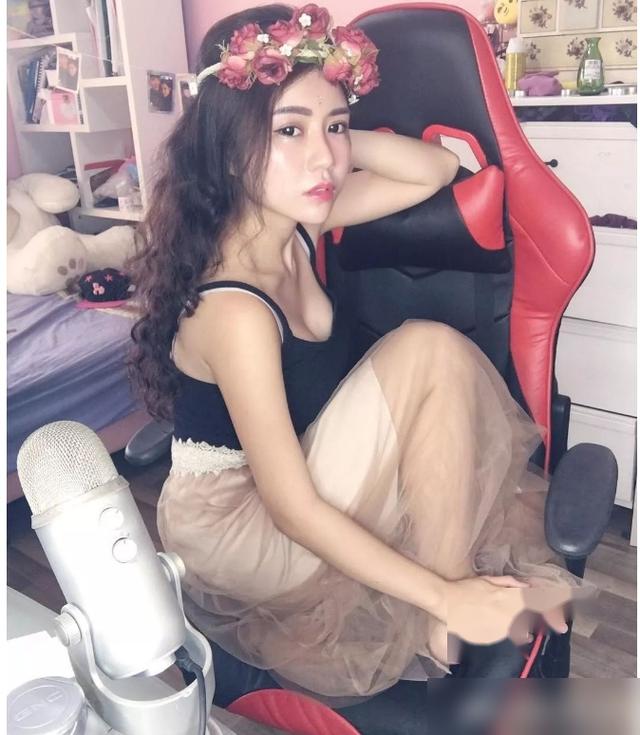 不堪入目!女主播忘关摄像头,换衣全过程被直播!