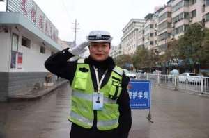 兰州都市调频女主播(前些日子火了的“灵魂8问”兰州女交警，我们又对她做了更深入的采访)