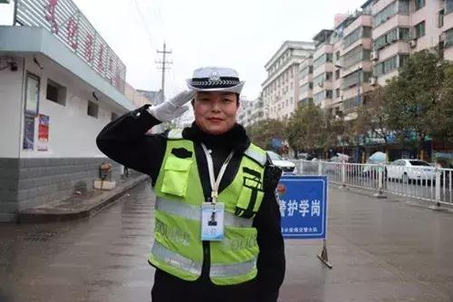 前些日子火了的“灵魂8问”兰州女交警,我们又对她做了更深入的采访...