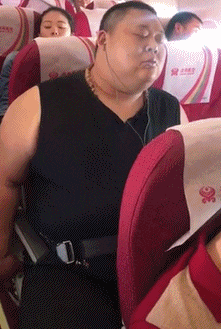 美女穿的衣服几乎透明露出来的部位，胆小的人不敢看。