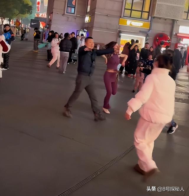 武汉步行街网红跳舞直播,男子拿喇叭跟随捣乱,网友却清一色支持