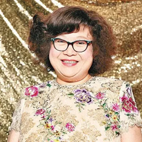 郑欣宜独飞往加拿大祭奠母亲!墓前伤心抹眼泪,久久不愿离去