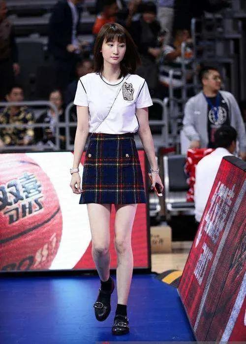 现役CBA明星球员的美女太太团,个个肤白貌美大长腿