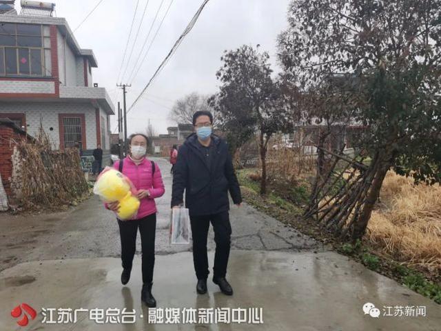 泪目!13岁脑瘫少年靠用舌头“舔屏”,赢来满墙奖状
