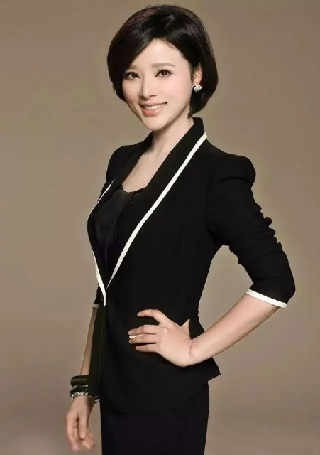 央视女主播胡蝶:美貌与才华,事业与婚姻应有尽有,只差当上国脸