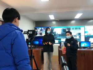斗鱼女主播仙儿(普陀“城管蓝”的一天什么样？网红主播带你亲身体验→)