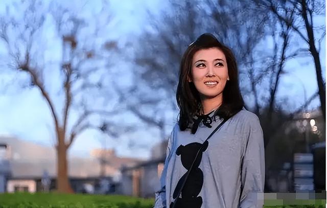 央视主持人李红：因出身被造谣嫁入豪门，如今46岁的她怎样了