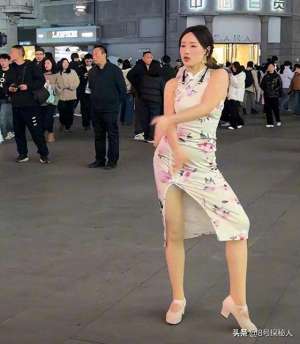 眼镜女主播(武汉步行街网红跳舞直播，男子拿喇叭跟随捣乱，网友却清一色支持)