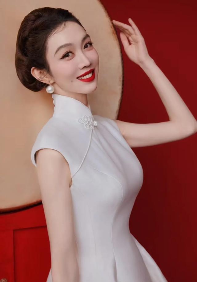 我去！39岁姜妍央视镜头下美得冒泡，难怪百万银行行长娶她当老婆