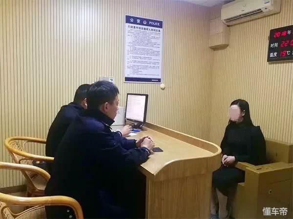 开车录唱歌视频、双手脱靶“比心”，这位抖音女主播凉了