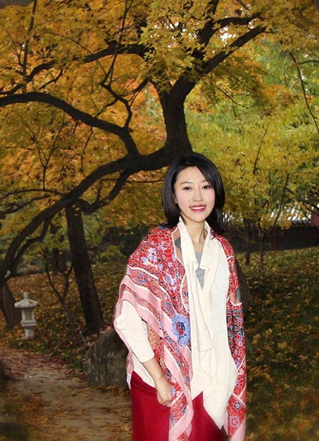 央视新锐主持人王音棋,音色好听,长相清纯,琴棋书画皆美好