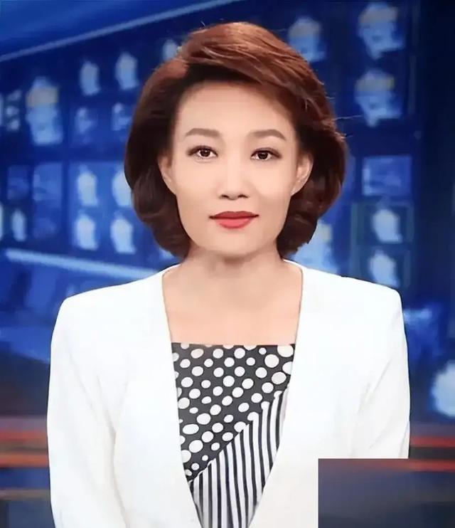 47岁李梓萌惊现沈阳！素颜高挑引爆议论，单身之谜终揭晓？