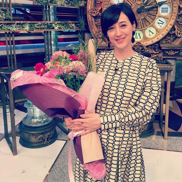 42岁日本第一美女主播，怀5月身孕嫁前首相之子，被绿还得秀恩爱
